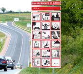 Photo-montage réalisé par Bruit du Frigo : signalisation de Mazières, village de services